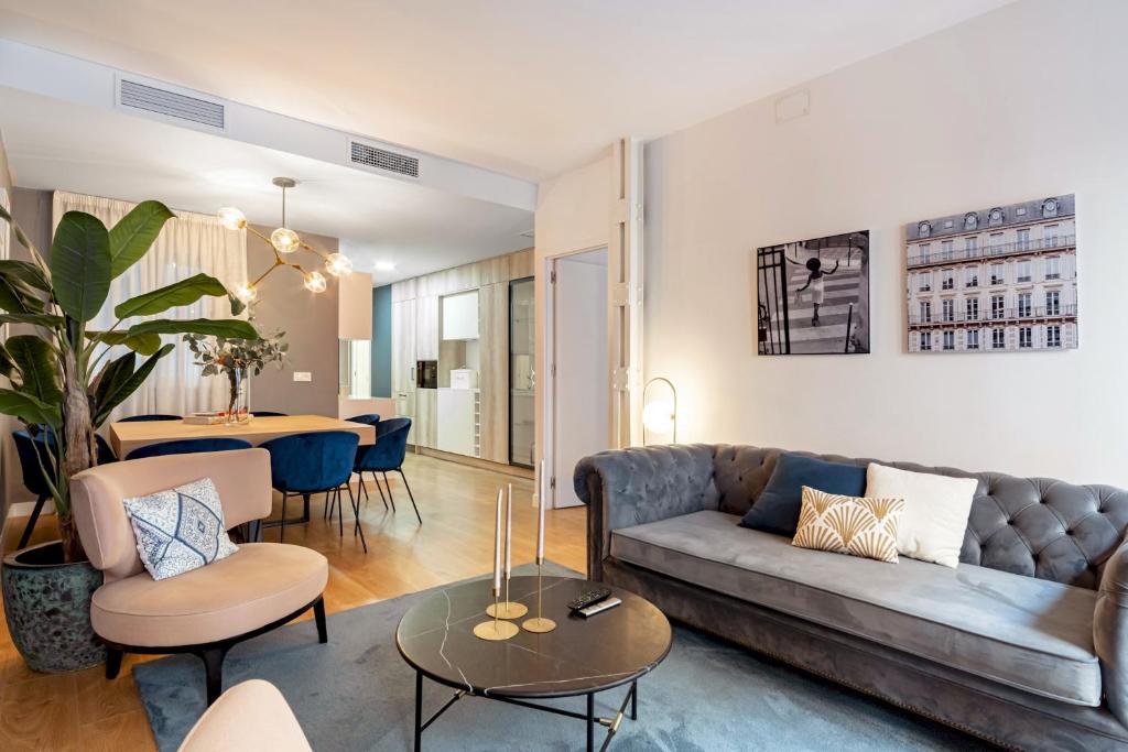 sala de estar con sofá y mesa en 3 bedrooms 2 bathrooms furnished - Salamanca - Stylish - MintyStay, en Madrid