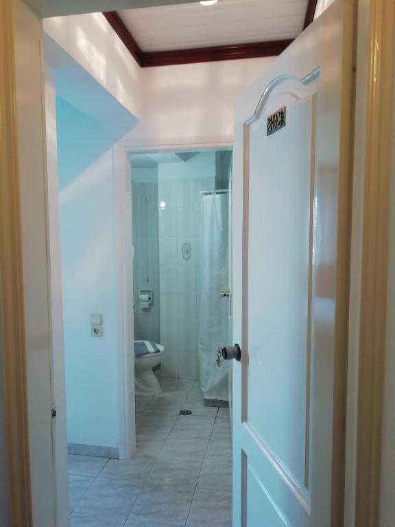 Koupelna v ubytování Leonidas Hotel