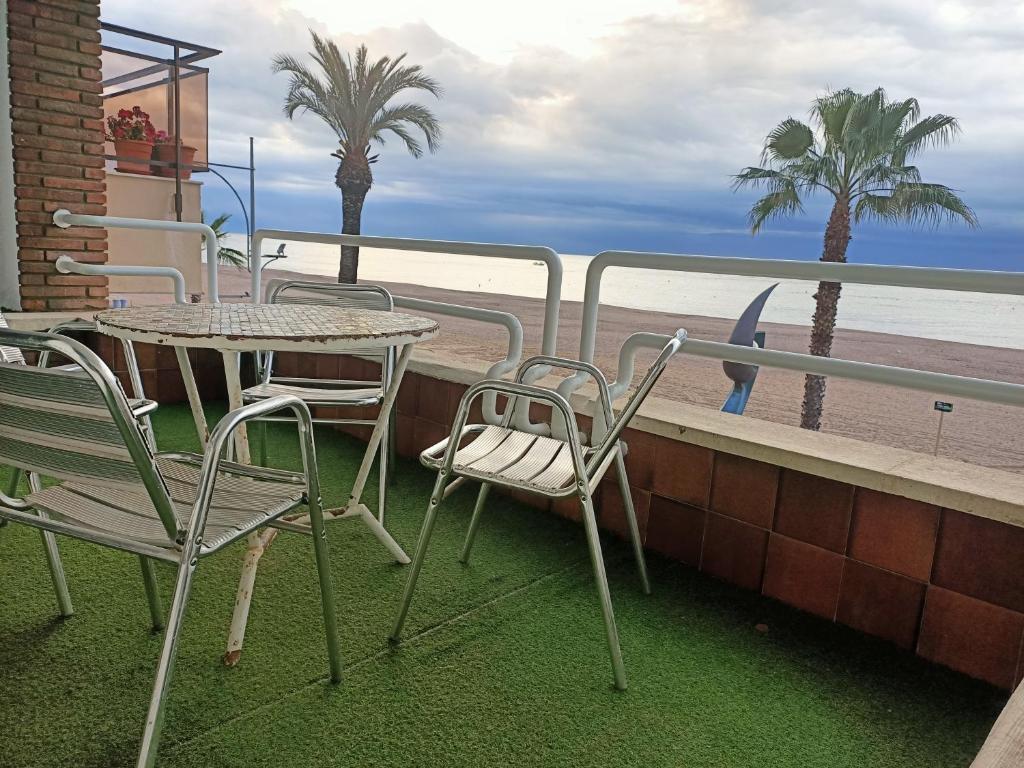 リョレート・デ・マルにあるPiso Joverのビーチを見渡すバルコニー(テーブル、椅子付)