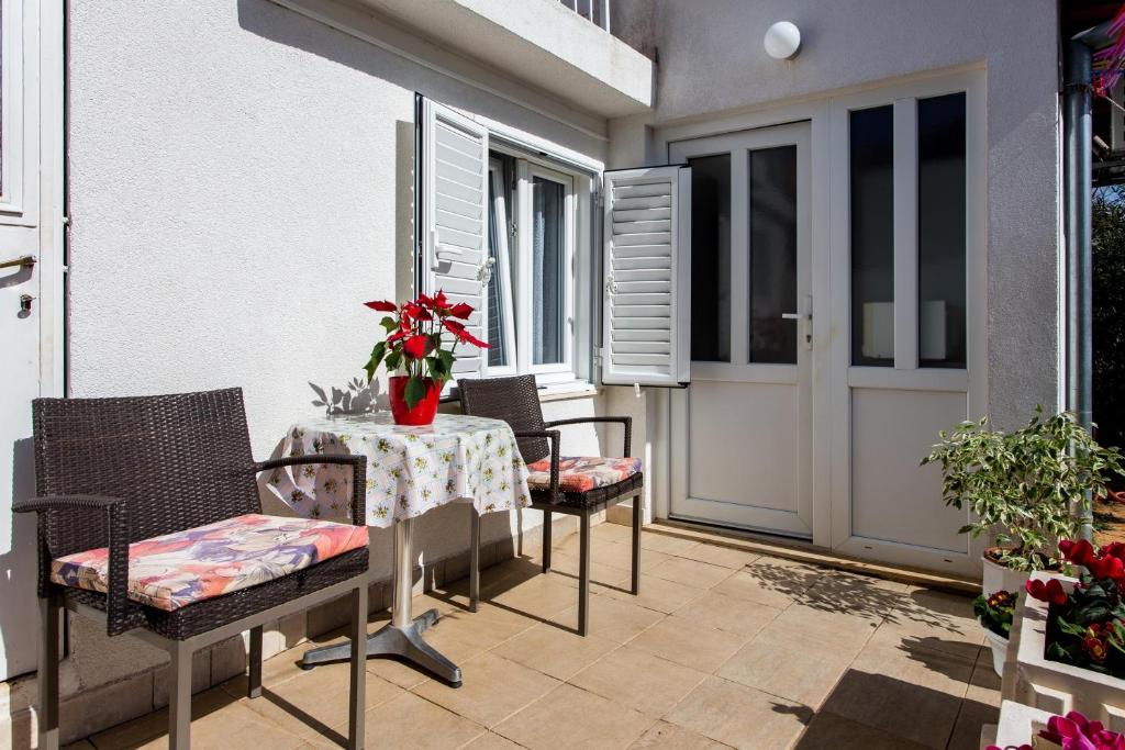 patio con tavolo, sedie e porta di Apartment Nadalina a Dubrovnik