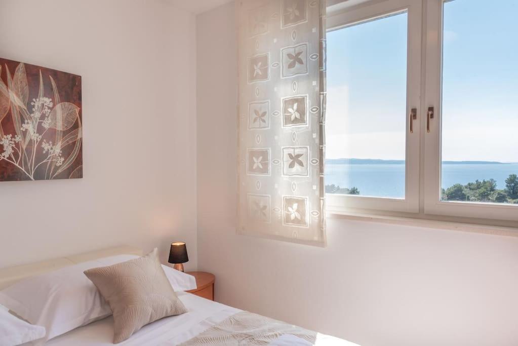 Ένα ή περισσότερα κρεβάτια σε δωμάτιο στο SEA VIEW- spacious apartment with shared pool