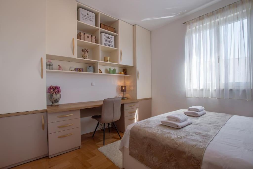 Ένα ή περισσότερα κρεβάτια σε δωμάτιο στο SEA VIEW- spacious apartment with shared pool