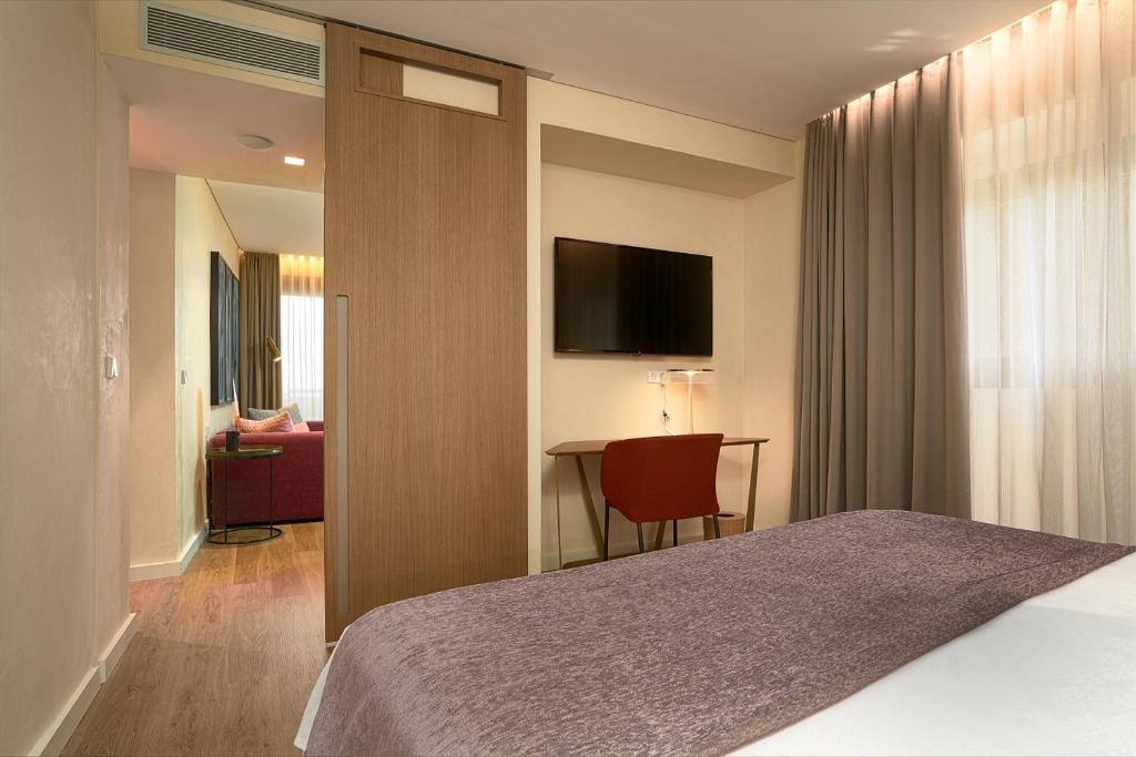 Postel nebo postele na pokoji v ubytování Suites Murillo Plaza Sta. Cruz