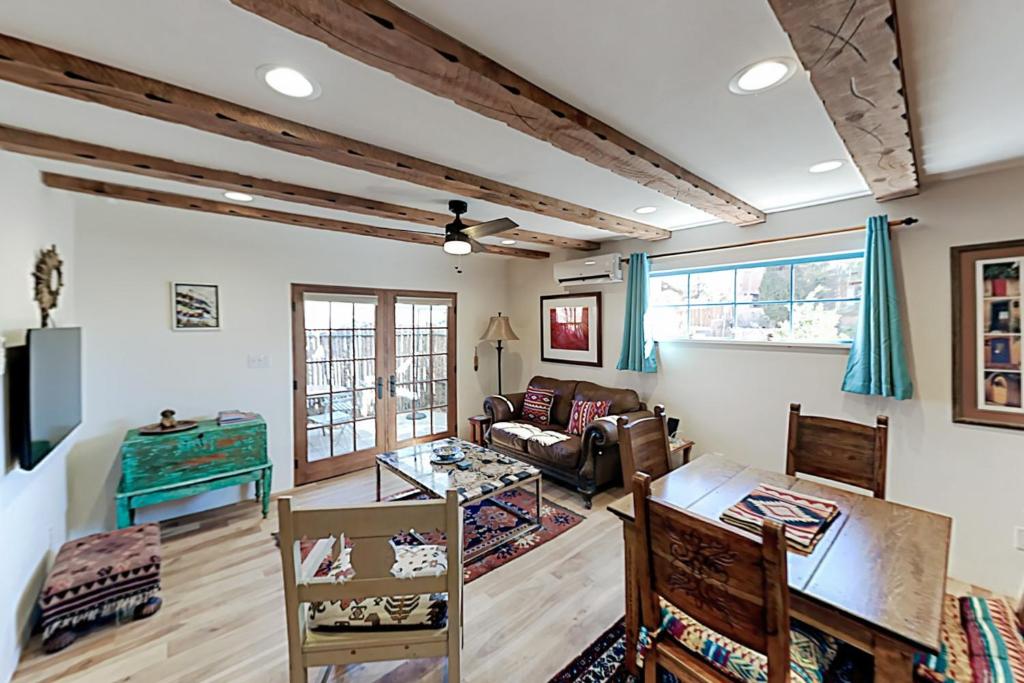 ein Wohnzimmer mit einem Sofa und einem Tisch in der Unterkunft Casa Escondida in Santa Fe