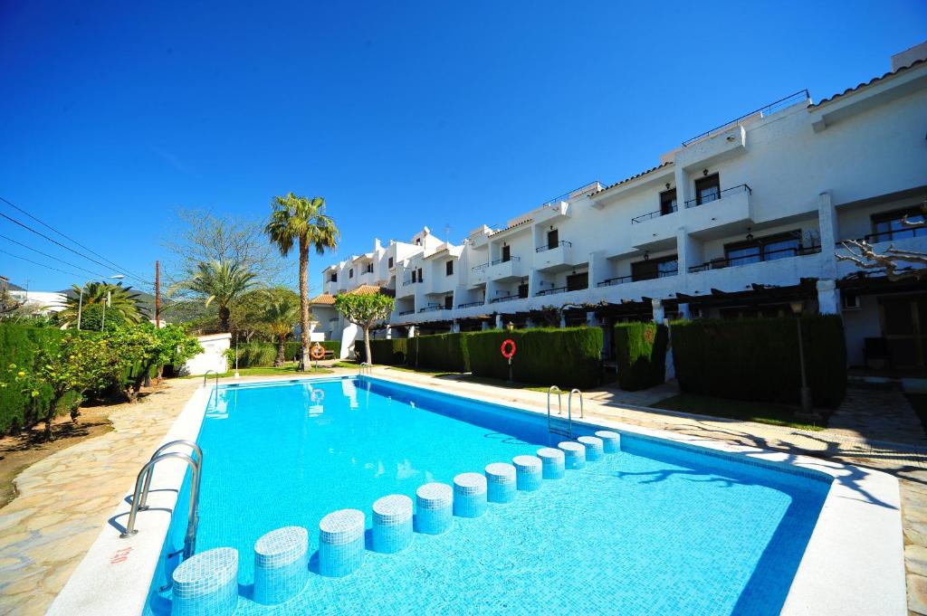 una piscina di fronte a un edificio di Orange Park Duplex Atico Familiar a Benicàssim
