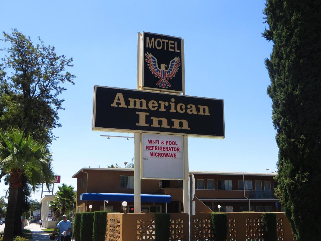 un panneau d'auberge américaine devant un bâtiment dans l'établissement American Inn, à Ontario
