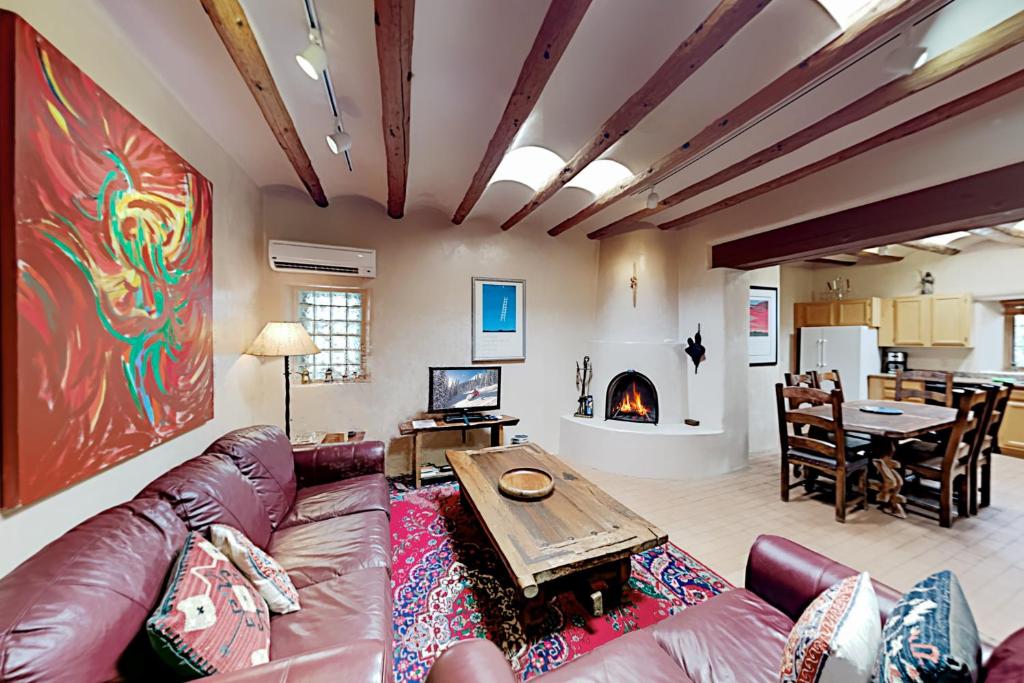 - un salon avec un canapé et une table dans l'établissement Casa Colibri, à Santa Fe
