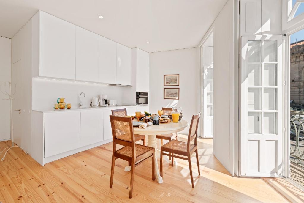 kuchnia i jadalnia ze stołem i krzesłami w obiekcie InBloom Apartments w Porto