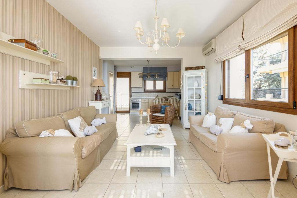 Posezení v ubytování Vitamin Sea Beachfront Villa, Sithonia #FeelsLikeHome