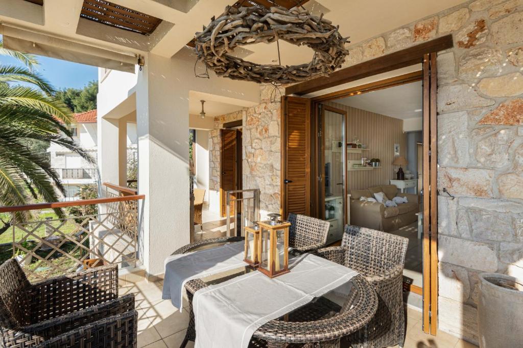 Posezení v ubytování Vitamin Sea Beachfront Villa, Sithonia #FeelsLikeHome