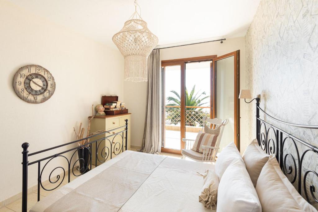 Postel nebo postele na pokoji v ubytování Vitamin Sea Beachfront Villa, Sithonia #FeelsLikeHome