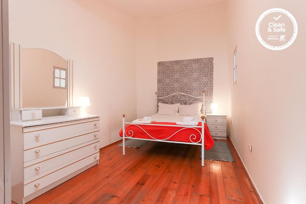 リスボンにあるBairro Alto Cosy by Homingのベッドルーム1室(ベッド1台、ドレッサー、鏡付)
