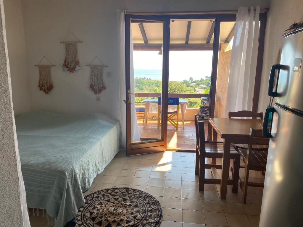 - une chambre avec un lit et une table avec vue dans l'établissement Residence Fium Del Cavo, à Sainte-Lucie de Porto-Vecchio