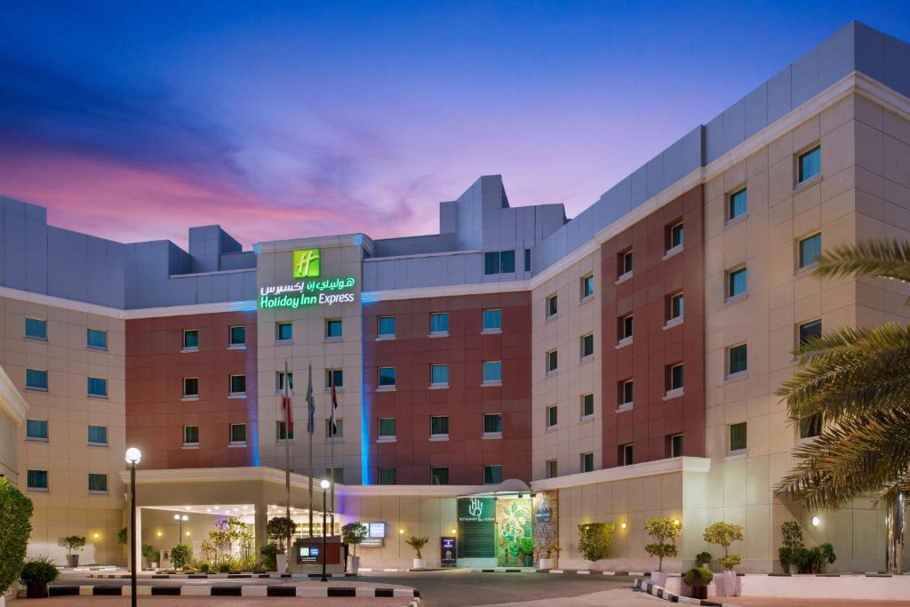 uma representação do mgm grand Las Vegas hotel em Holiday Inn Express Dubai Internet City by IHG no Dubai