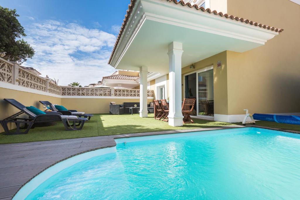 una piscina en el patio trasero de una casa en Home2Book Villa Fiona Private Pool & Wifi, en Corralejo
