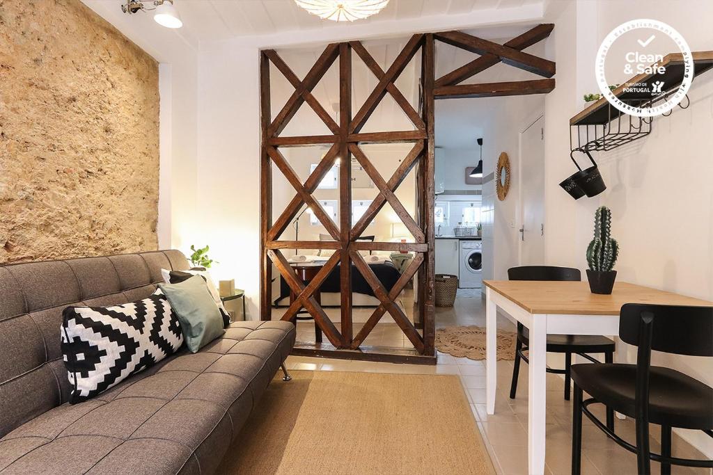 リスボンにあるGolden Castle Studio by Homingのリビングルーム(ソファ付)、木製のドア