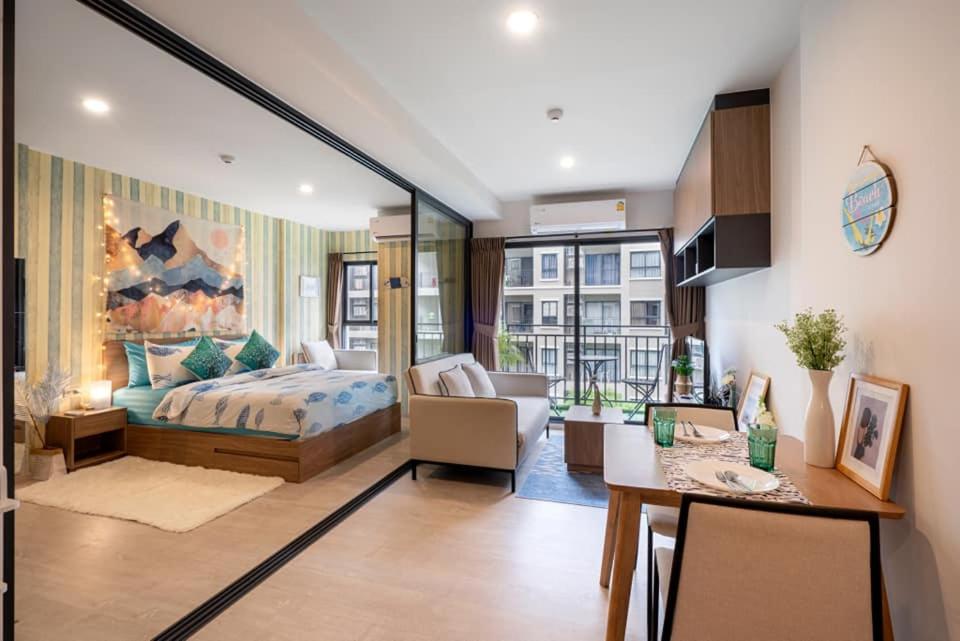 - un salon avec un lit et une salle à manger dans l'établissement Lacasita Near Beach Huahin (Room564), à Hua Hin