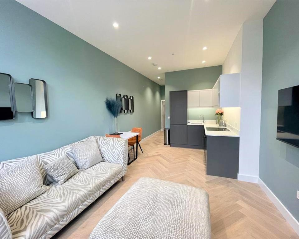 Trendy and Newly Reno'd 1 Bed Nr The Meadows