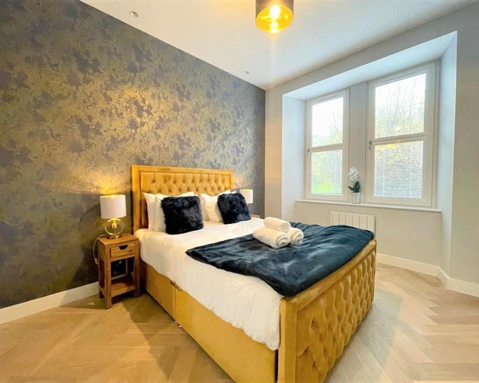 Trendy and Newly Reno'd 1 Bed Nr The Meadows