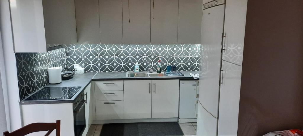 A kitchen or kitchenette at Super renovated maisonette - Σούπερ ανακαινισμένη μεζονέτα