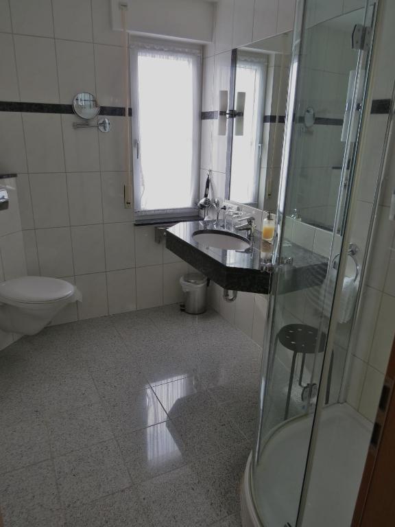 Koupelna v ubytování Hotel Retterath am Nürburgring