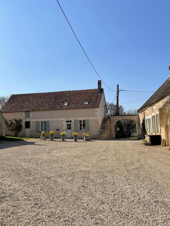 a house with yellow flowers in front of it at Gîte du Bouloy in Montru