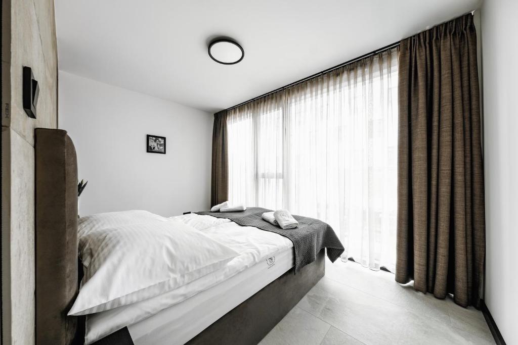 Posteľ alebo postele v izbe v ubytovaní PLATiNIUM HOUSE & SPA BASEN-SAUNA CENTRUM