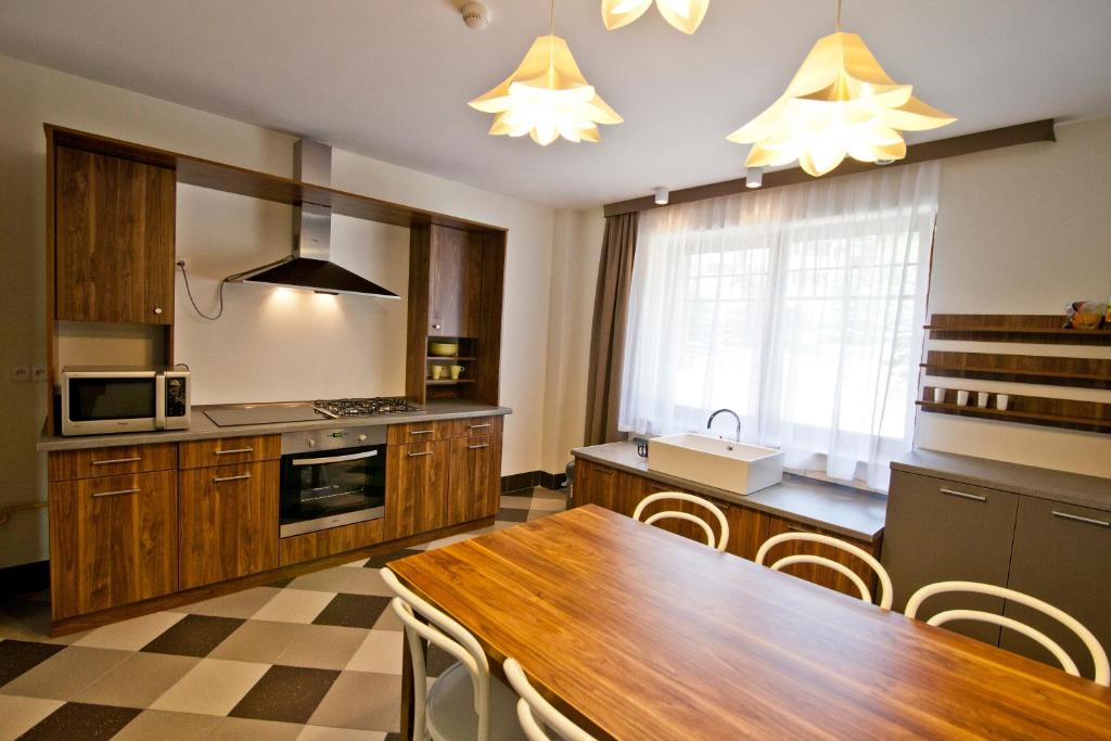 Kuchyňa alebo kuchynka v ubytovaní Hotel Dobry Klimat