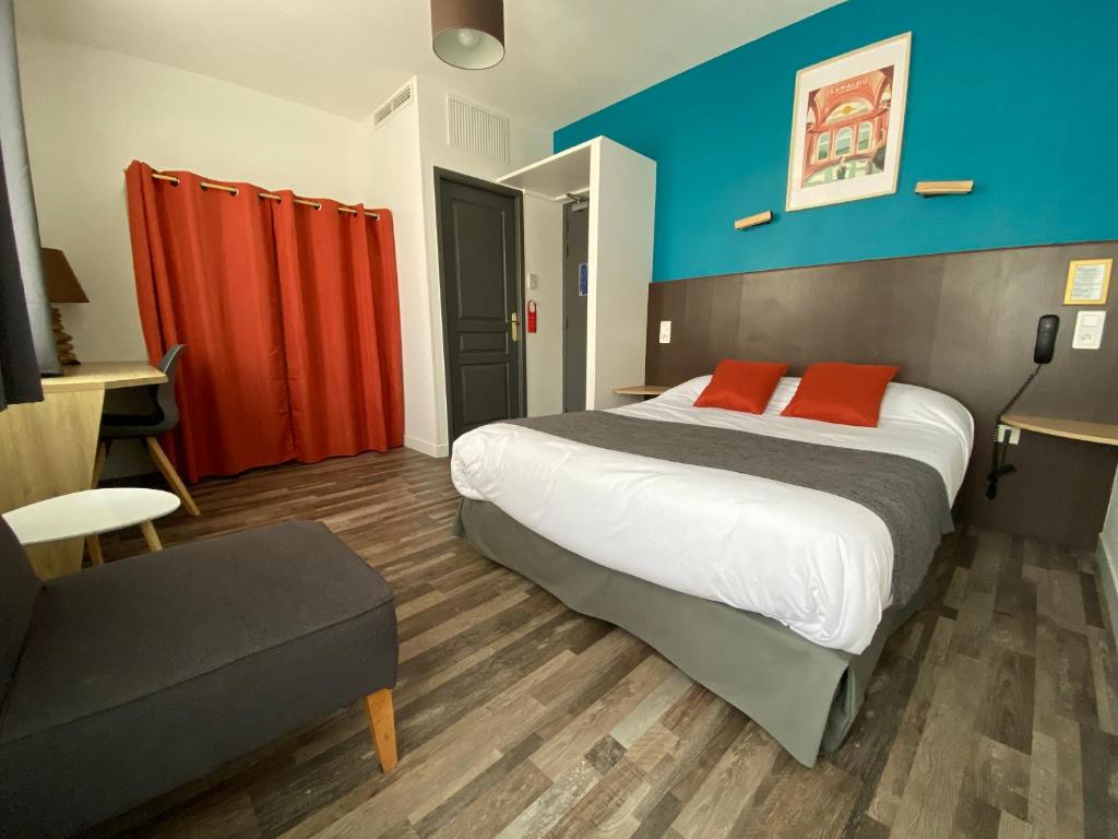 Postel nebo postele na pokoji v ubytování REV HÔTEL
