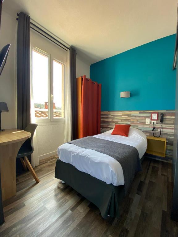 Postel nebo postele na pokoji v ubytování REV HÔTEL