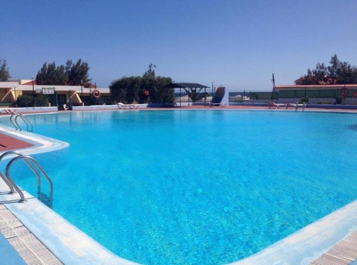 una grande piscina con acqua blu di Casita Paraiso 107 a Costa de Antigua