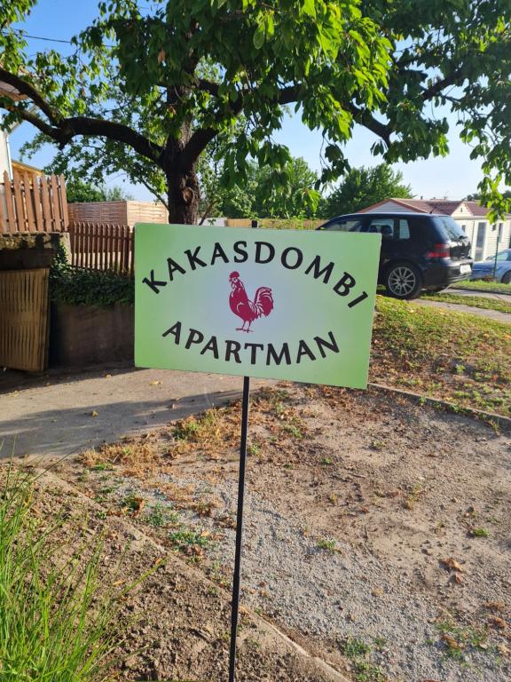 un signo que dice kazoosarmaarmaarmaarmaarmaarmaarmaarma arma en Kakasdombi Apartman en Balatonszabadi
