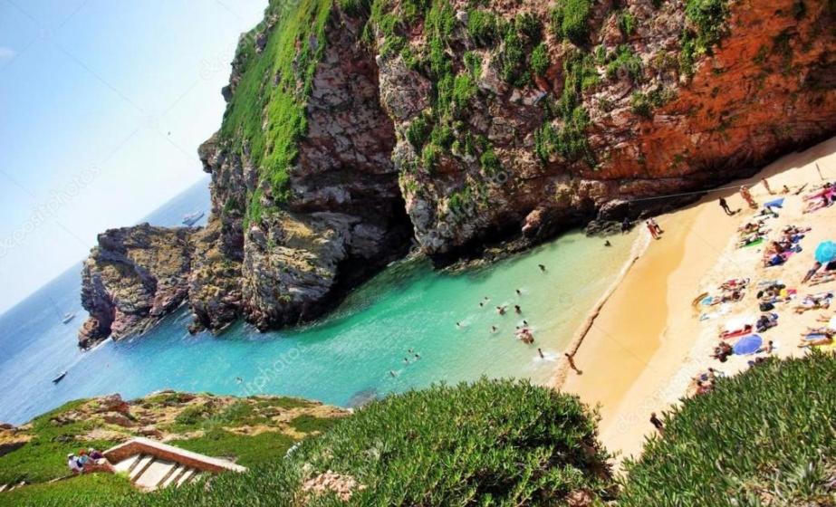 uma vista para uma praia com pessoas na água em Appartement 3 chambres sur la presqu'île de Peniche Portugal em Peniche