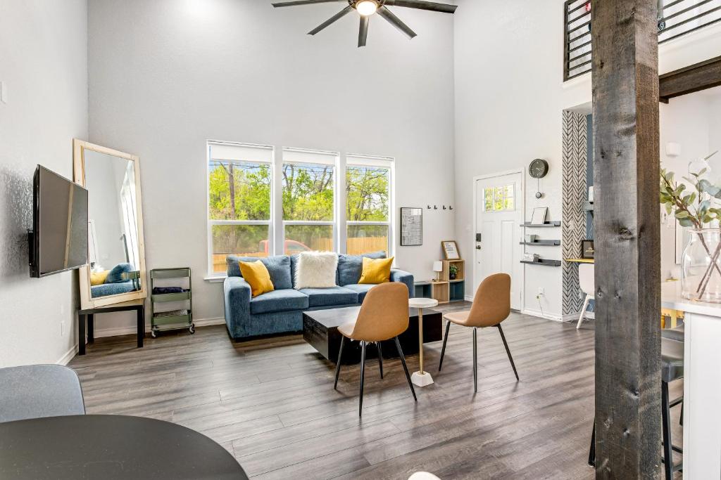 ein Wohnzimmer mit einem Sofa und einem Tisch in der Unterkunft The Selfie House in San Antonio
