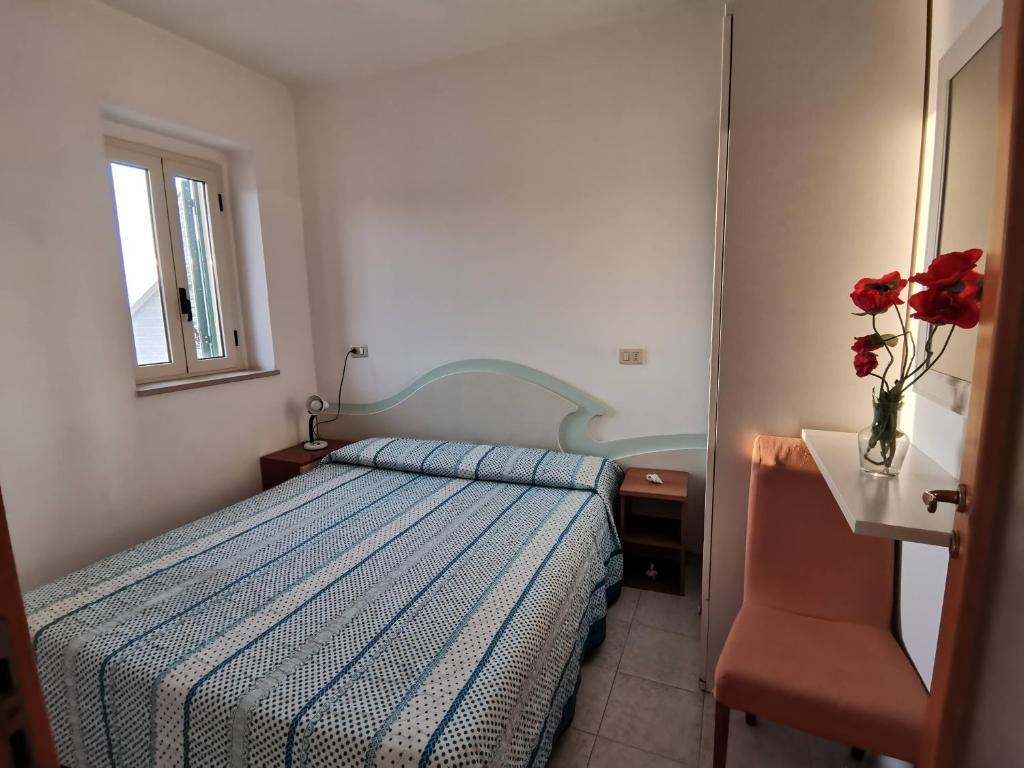 Un pat sau paturi într-o cameră la Pensione La Torretta