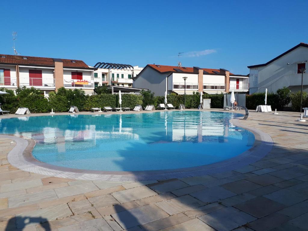 una gran piscina en medio de un edificio en Casa Christian & Marisa (con piscina), en Cavallino-Treporti
