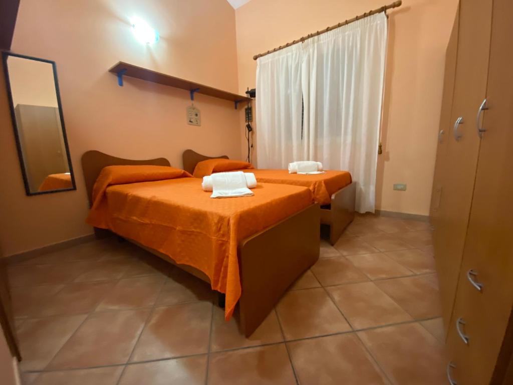 Posteľ alebo postele v izbe v ubytovaní Villa in recidence a 100 metri dal mare con servizio di piscina a 100 metri vicino Cefalu