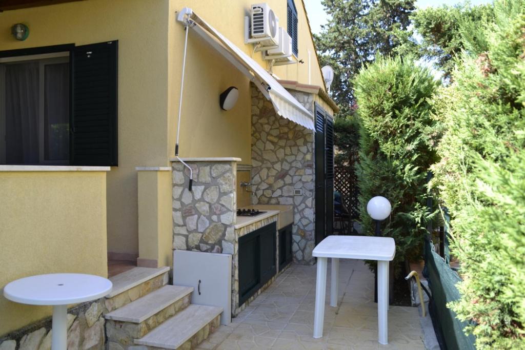 Balkón alebo terasa v ubytovaní Villa in recidence a 100 metri dal mare con servizio di piscina a 100 metri vicino Cefalu