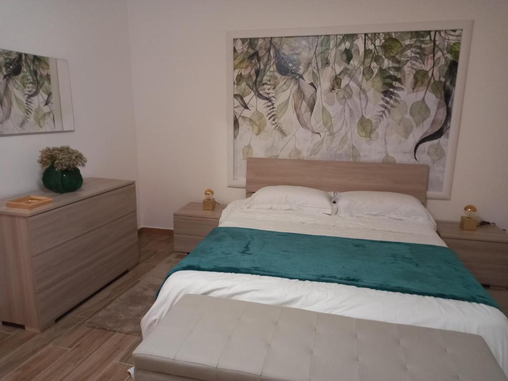 sypialnia z łóżkiem i obrazem na ścianie w obiekcie Casa dei Tre Re w mieście Palermo