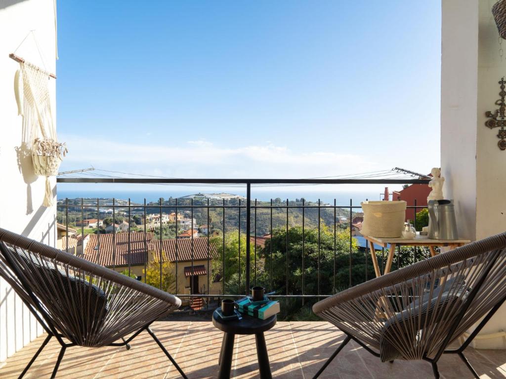 balcone con 2 sedie e vista sull'oceano di Apartment International by Interhome a Pompeiana