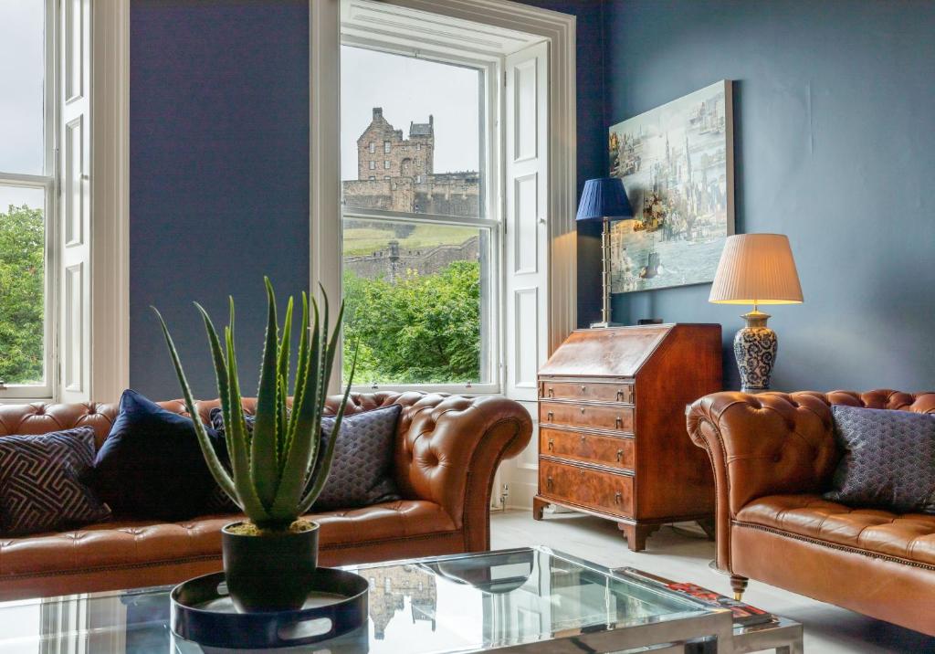 エディンバラにあるEdinburgh Castle Suite - The Edinburgh Addressのリビングルーム(革製家具、鉢植え付)