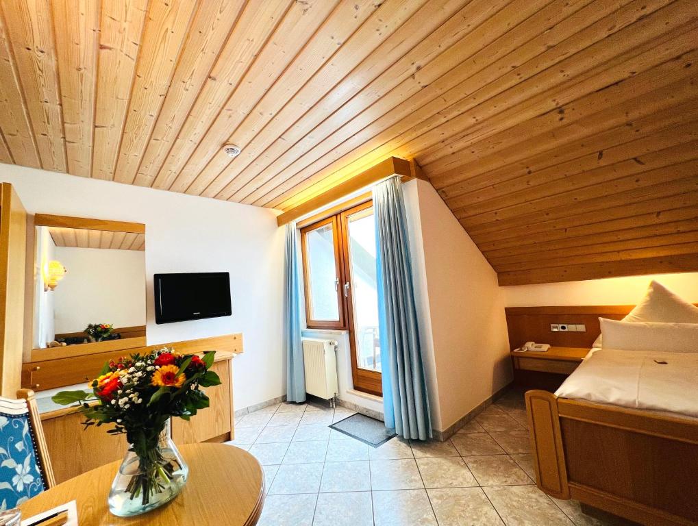 TV a/nebo společenská místnost v ubytování Hotel Haus Seehang