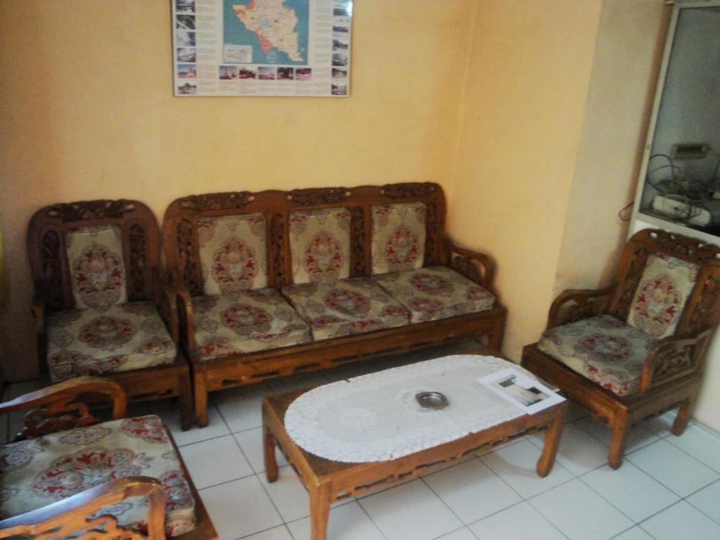 Uma área de estar em Hotel Arjuna Sari Bandungan
