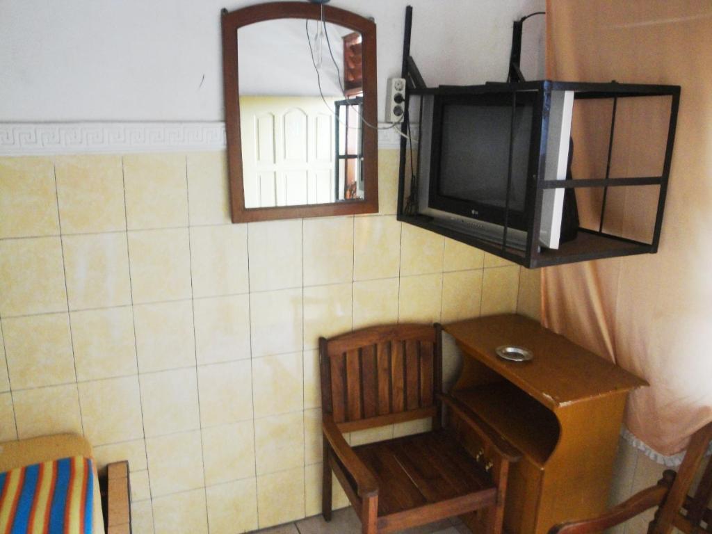 Uma televisão e/ou sistema de entretenimento em Hotel Arjuna Sari Bandungan