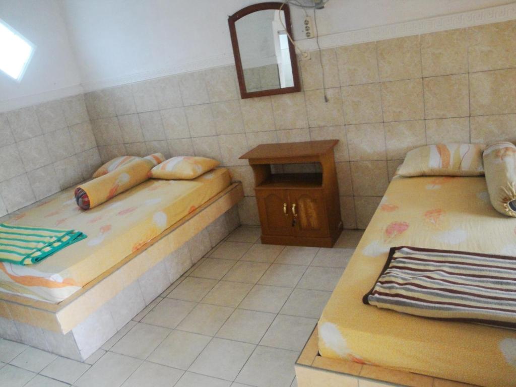 Uma cama ou camas num quarto em Hotel Arjuna Sari Bandungan