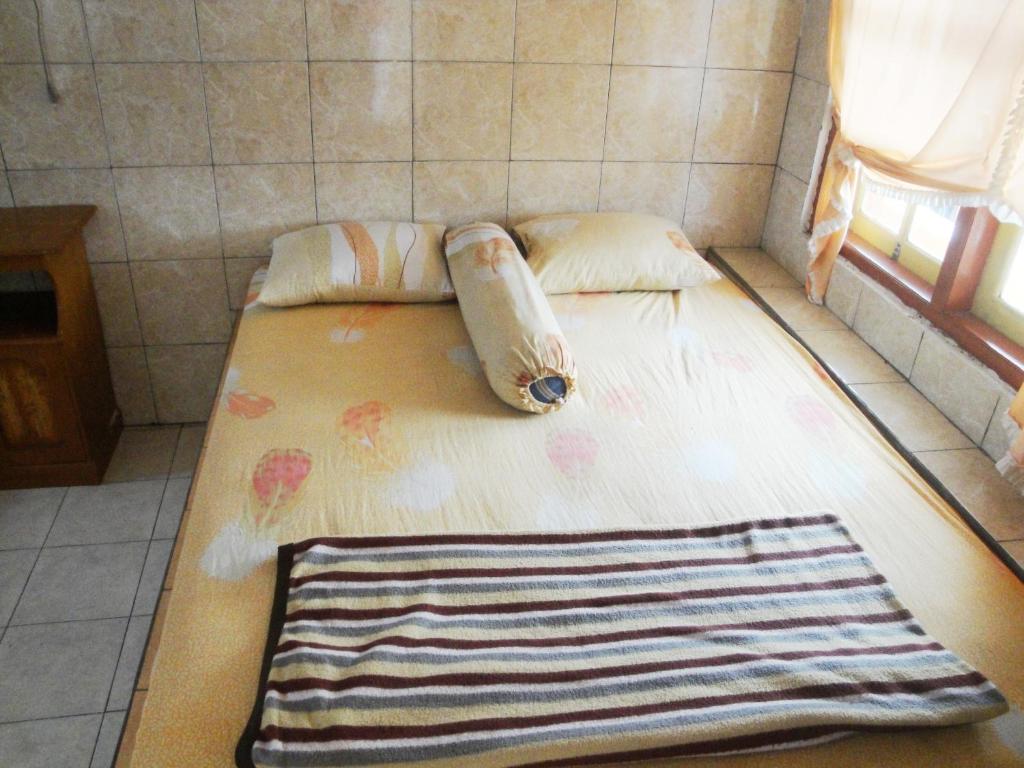 Uma cama ou camas num quarto em Hotel Arjuna Sari Bandungan