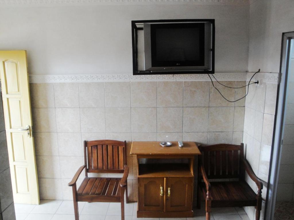Uma televisão e/ou sistema de entretenimento em Hotel Arjuna Sari Bandungan