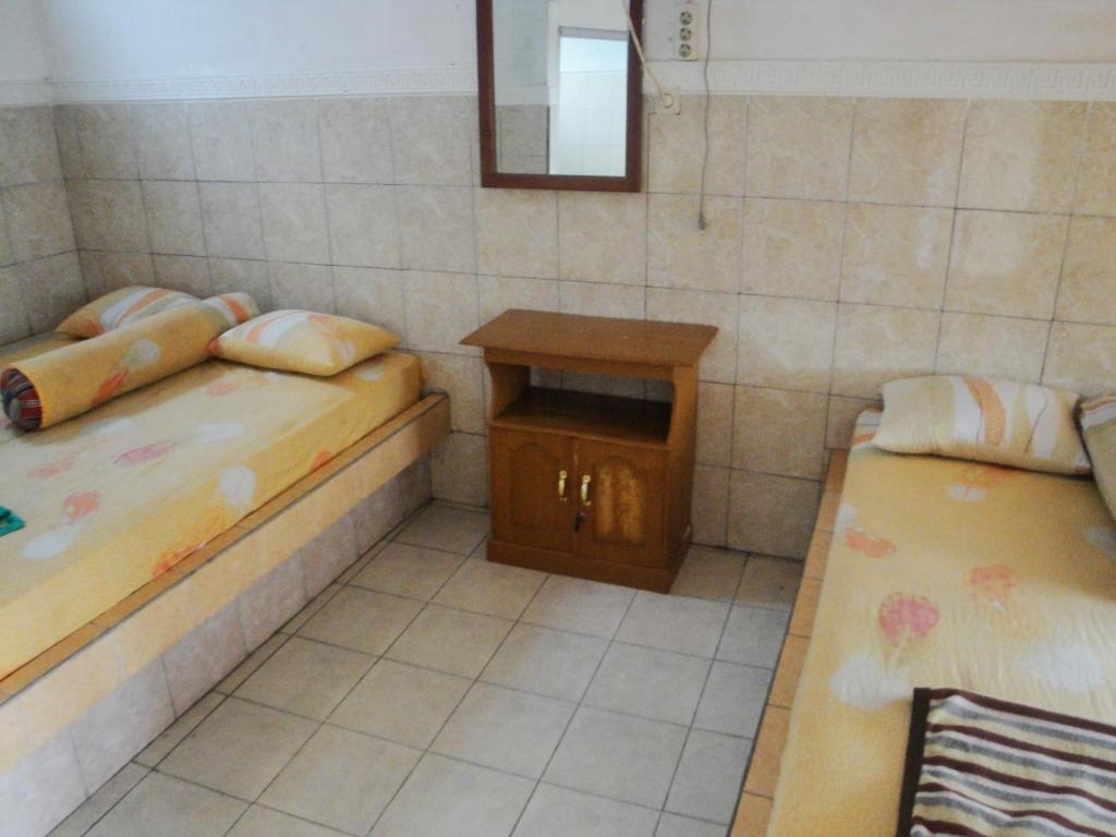 Uma cama ou camas num quarto em Hotel Arjuna Sari Bandungan