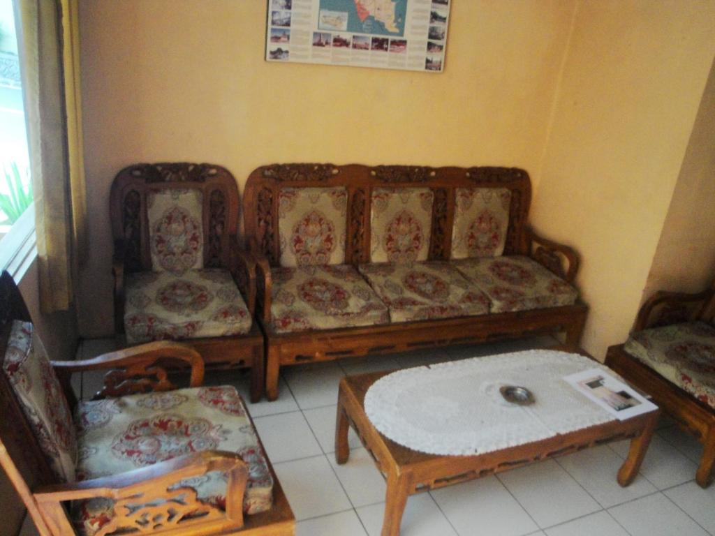 Uma área de estar em Hotel Arjuna Sari Bandungan
