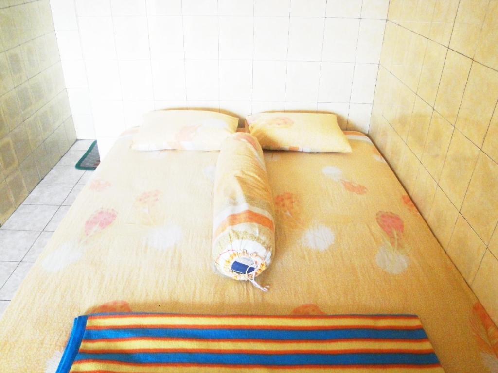 Uma cama ou camas num quarto em Hotel Arjuna Sari Bandungan